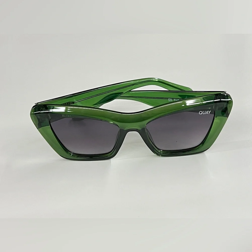 QUAY AUSTRALIA On the Radio 50mm Cat Eye Sunglasses in Green /Smoke